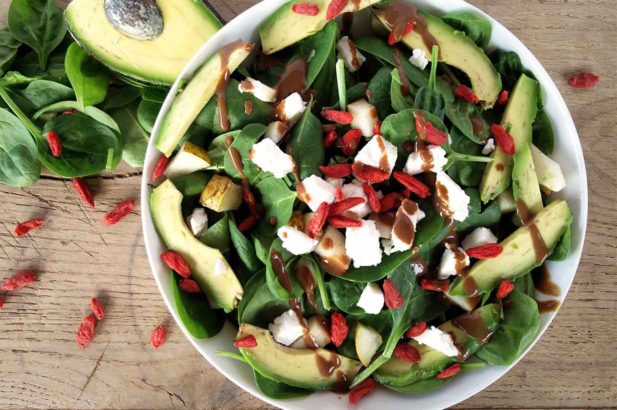 Bunter Salat, Ziegenkäse-Goji-Salat, Fruchtiger Goji-Spinatsalat, Salat mit Gojibeeren und Ziegenkäse