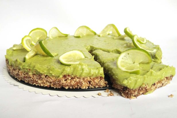 No Bake Torte, Limettentorte vegan, Nustorte ohne Mehl, Rohvegane Limettentorte mit Avocado, Limetten-Nusskuchen ohne Zucker