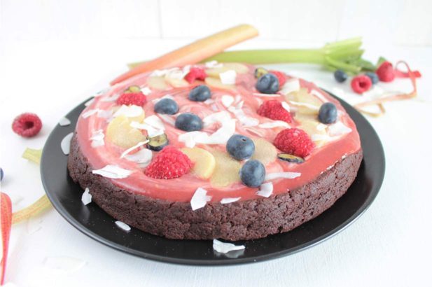 Veganer Schokokuchen mit Rhabarbertoppingganer Schokokuchen, Schokoladekuchen, Glutenfreier Kuchen, Rhabarber-Schokokuchen, Protein-Schokokuchen, gesund