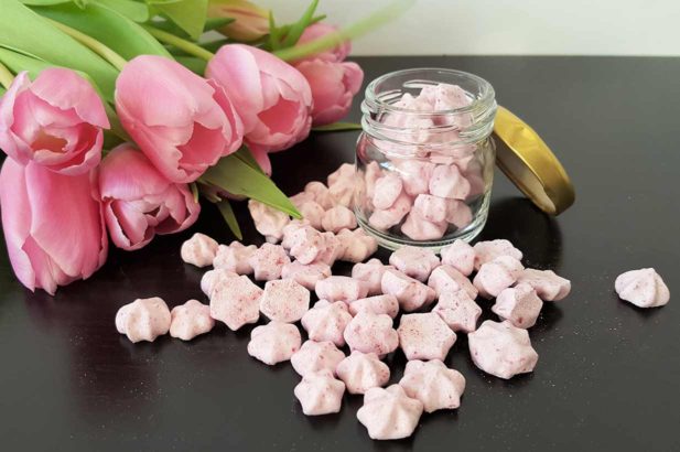 Baisererdbeeren, Erdbeerbaiser, Aquafaba Baiser, Low Carb Baiser, Erdbeerküsse vegan, zuckerfrei, Meringue vegan, Baiser mit Geschmack