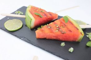 Grillmelone, Wassermelone vom Grill, Gegrilltes Obst, Wassermelone am Stiel, zuckerfrei, ohne Zucker