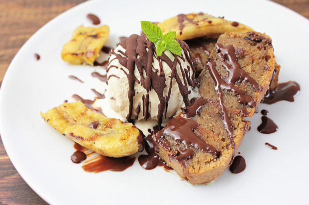 Bananenbrot mit Vanilleeis, Gegrillter Kuchen, Grillkuchen, zuckerfrei, ohne Zucker