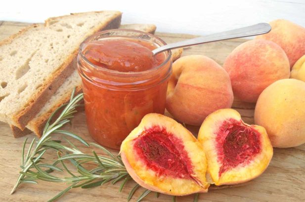 Fruchtaufstrich mit Pfirsich, Pfirsich-Rosmarin-Aufstrich, Marmelade mit Rosmarin, zuckerfrei, ohne Zucker, mit Xylit