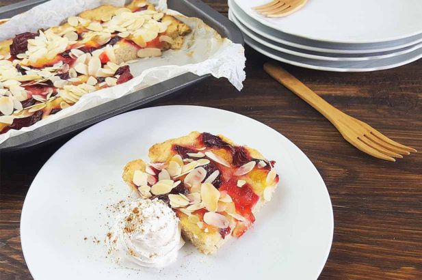 Obstkuchen, Blechkuchen mit Zwetschgen, Zwetschkenkuchen, Zwetschekuchen, Pflaumenkuchen, zuckerfrei, ohne Zucker, vegan