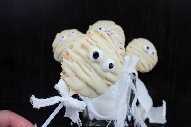 Mummy Pie Pops, Halloween Pie Pops, Halloweenkekse, Kekse am Stiel, Süßes für Halloween, Halloweenparty, Mumienkekse, Mumienkuchen, zuckerfrei, ohne Zucker