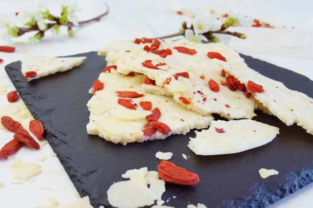 DIY Schokolade, DIY Weiße Schokolade, Zuckerfreie Schokolade, Vegane Schokolade, Weißolade, Weiße Schoko, Weiße Xylitschokolade, Helle Schokolade Rezept, Weiße Schokolade Rezept, Weiße Schokolade vegan, Superfood Schokolade, Gojischokolade, Mandelschokolade, zuckerfrei, ohne Zucker, vegan
