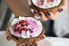 Pastelkokosnuss, Kokoscreme, Dessert in der Kokosnuss, zuckerfrei, ohne Zucker