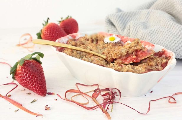 Rhabarberkuchen, Erdbeercrumble, Erdbeerkuchen, Rhabarberküchlein, Frühstückscrumble, zuckerfrei, ohne Zucker, Rhabarberdessert