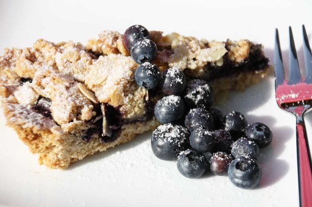 Heidelbeer-Ingwer-Kuchen, Heidelbeertorte, gedeckter Heidelbeerkuchen, Heidelbeer-Crumble-Kuchen