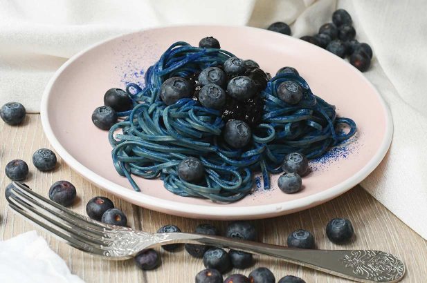 Blaue Spirulina Nudeln, Spirulina Dessert, Nudeln mit Spirulina und Heidelbeermarmelade,Süße Nudeln mit Spirulina 