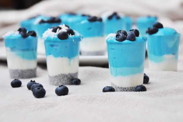 Schlumpfparfait, Dessert mit Joghurt, Blaues Joghurt Dessert, Zuckerfreies Dessert,, Joghurt Creme zuckerfrei