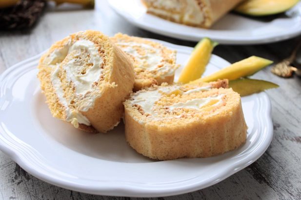 Roulade mit Mangostückchen, Mango-Roulade