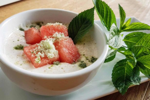 Geeiste Wassermelone mit Minzzucker, Wassermelohne on Ice, Wassermelone mit Zimtjoghurt und Minzzucker