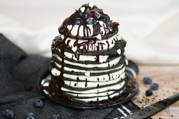 Pancakes mit Aktivkohle, zuckerfreie Palatschinken mit Aktivkohle, Pfannkuchen mit Aktivkohle zuckerfrei