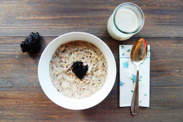 Porridge mit Birkenzucker, Haferbrei mit Trockenfrüchten, Porridge mit Xylit, Zuckerfreier Haferbrei mit Trockenfrüchten