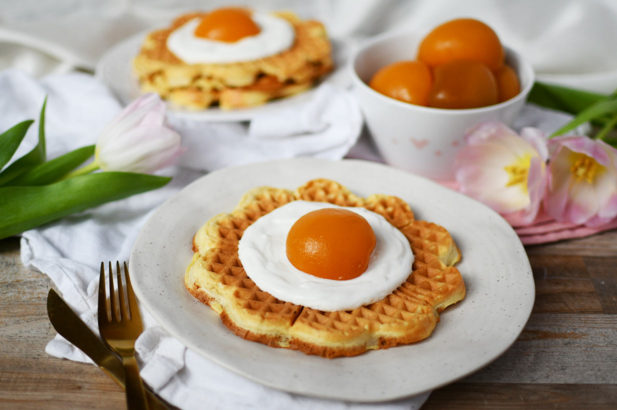Falsche Spiegelei Waffeln mit Birkenzucker, Dinkel Waffeln mit Pfirsich, Spiegelei Waffeln ohne Zucker, Waffeln ohne Zucker, Waffeln zuckerfrei, Waffeln gesund