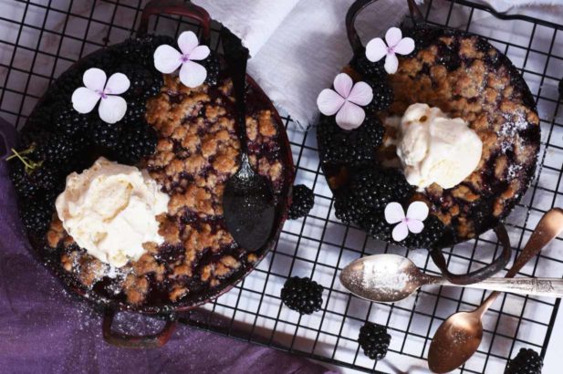 Brombeer Streuselkuchen mit Xylit, Streuselkuchen mit Brombeer, Brombeer-Marzipan-Crumble, Marzipan-Crumble mit Brombeeren, Streuselkuchen mit Marzipan und Brombeeren