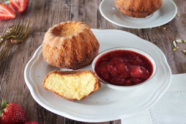Dinkel Sandkuchen zuckerfrei, Sandkuchen zuckerfrei mit Erdbeersauce, Dinkel Sandkuchen mit Erdbeersauce, Zuckerfreier Dinkel Sandkuchen einfach