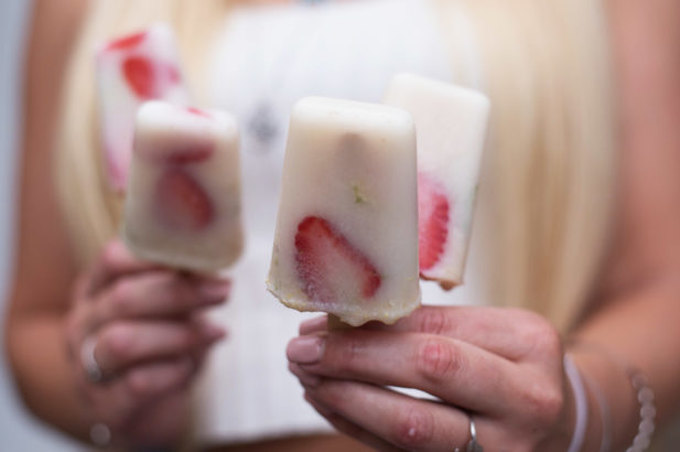 Erdbeer Popsicles, Eis am Stiel mit Erdbeeren, Eis am Stiel zuckerfrei, Erdbeer Hollunder Eis am Stiel zuckerfrei