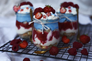 4. Juli Parfait, Amerikanisches Dessert ohne Zucker, Erdbeer Dessert ohne Zucker, Erdbeer Dessert im Glas zuckerfrei, Knusper Dessert mit Erdbeeren im Glas