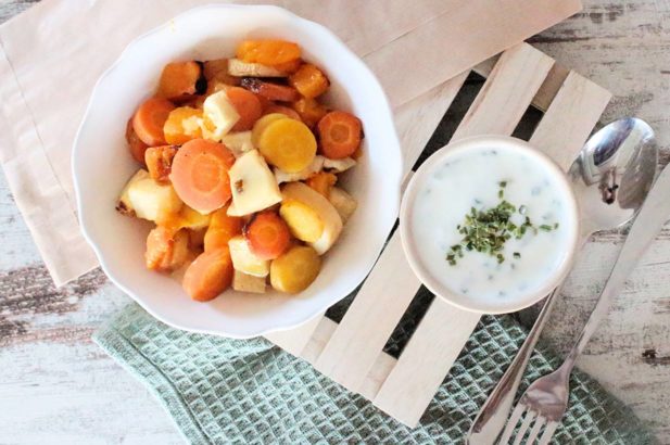 Gemüse aus dem Ofen ohne Zuckerzusatz, Ofengemüse ohne Zuckerzusatz, Wurzelgemüse mit Dip ohne Zucker, Wurzelgemüse aus dem Ofen mit Joghurt-Dip