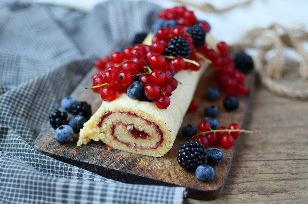 Biskuit Roulade mit Beeren, Beerige Biskuitroulade, Beeren Biskuitroulade mit weniger Zucker, Beeren Biskuitroulade zuckerreduziert