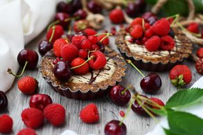 Beeren-Cashew Tartelettes zuckerfrei, Beeren-Cashew Tartelettes roh-vegan, Beeren-Cashew Tartelettes ohne Zuckerzusatz, Beeren-Cashew Tartelettes mit Birkenzucker, Beeren-Cashew Tartelettes mit Xylit