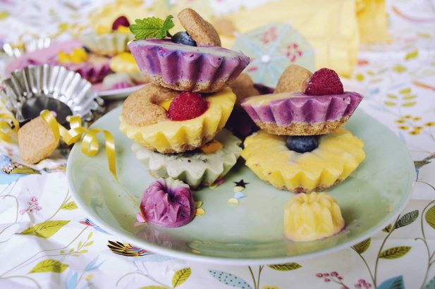 Frozen Yogurt Cakes vegan, Frozen Yogurt Cakes ohne Zuckerzusatz, Frozen Yogurt Cakes mit Matcha, Frozen Yogurt Cakes mit Mango, Frozen Yogurt Cakes mit Heidelbeere, Frozen Yogurt Cakes roh-vegan