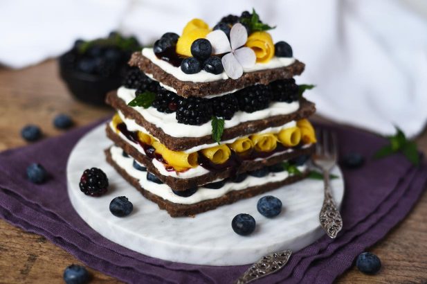 Mango-Beeren-Vollkornbrot, Vollkornbrot fruchtig belegt, Vollkornbrot-Turm mit Mango und Beeren, Vollkornbrot süß belegt, Mango-Beeren Frühstücksturm