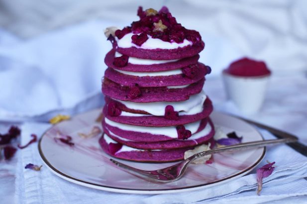Rosa Palatschinkenturm,Pinker Palatschinkenturm, Rosa Pfannkuchen, Rosa Pfannkuchen-Turm zuckerfrei, Pinker Pfannkuchen-Turm zuckerfrei