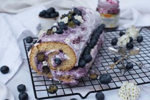 Beeren-Joghurt-Roulade, Heidelbeer-Roulade zuckerfrei, Beeren-Roulade mit Joghurtfüllung