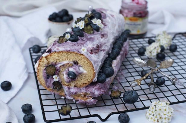 Beeren-Joghurt-Roulade, Heidelbeer-Roulade zuckerfrei, Beeren-Roulade mit Joghurtfüllung