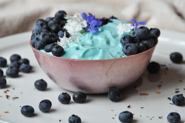 Veganes Joghurt mit Spirulina, Veganes Joghurt zuckerfrei, Sojajoghurt mit Spirulina, Joghurt mit Birkenzucker, Veganes Superfood Joghurt, Superfood Dessert