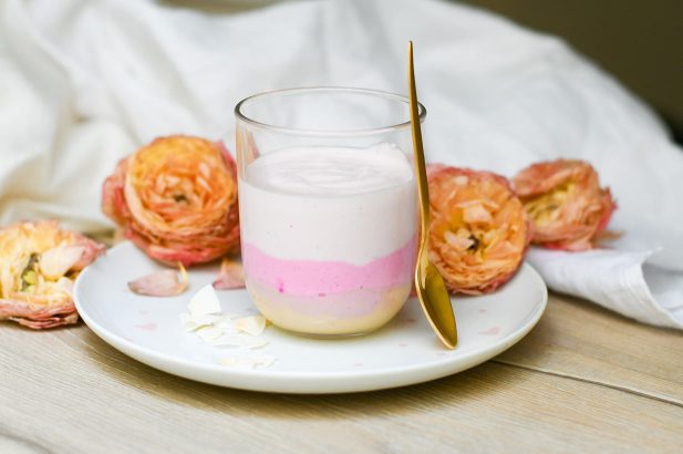 Schichtdessert, Schichtdessert im Glas, Dessert im Glas, pinkes Dessert, Proteindessert, Low Fat Dessert, Joghurtdessert, Protein Joghurt Dessert
