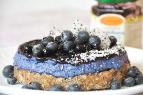 Veganer Cheesecake, Veganer Käsekuchen, Roh-veganer Cheesecake, Roh-Veganer Käsekuchen, Cheesecake mit Heidelbeeren, Rohkuchen, Veganer Kuchen