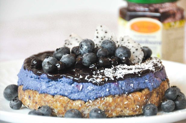 Veganer Cheesecake, Veganer Käsekuchen, Roh-veganer Cheesecake, Roh-Veganer Käsekuchen, Cheesecake mit Heidelbeeren, Rohkuchen, Veganer Kuchen