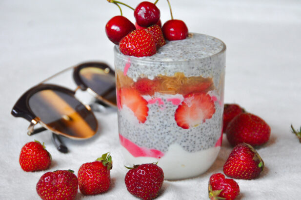 Chiasamen Pudding, Chia Pudding, Chiasamen Joghurt, Chia Dessert, Chiasamen Dessert, Chiasamen Pudding mit Erdbeeren, Chia Pudding mit Früchten