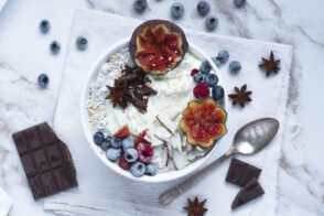 Chia Bowl, Chia Bowl mit Früchten, Chia Bowl mit Feigen, Frühstücksbowl, Frühstücksbowl gesund, Frühstücksbowl vegan, Vegane Frühstücksbowl, Vegane Bowl, Früchte Bowl