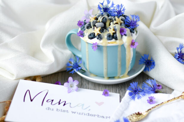 schneller kuchen, tassenkuchen rezept mikrowelle, tassenkuchen selber machen, tassenkuchen grundrezept, mikrowellen kuchen, tassenkuchen mikrowelle, Mugcake aus der Mikrowelle, Blaubeeren Tassenkuchen, Heidelbeer Tassenkuchen, tassenkuchen rezept,