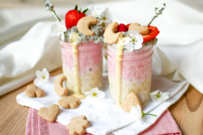 Erdbeer Dessert im Glas mit Keks, Keks Dessert, schnelles Dessert im Glas, einfaches Dessert, Nachtisch im Glas, Nachspeise im Glas, Erdbeer Dessert, Schichtdessert, Erdbeer Nachtisch, Erdbeer Nachspeise, Veganes Dessert, veganes dessert im glas, ruckzuck dessert, zuckerfreies dessert, dessert ohne zuckerzusatz, dessert zuckerfrei vegan