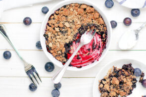 schneller beeren crumble, beeren crumble mit haferflocken, Veganer Beeren Crumble, Crumble ohne Butter, Crumble zuckerfrei, Crumble ohne Zucker, Crumble gesund, Heidelbeer Crumble, Crumble mit Blaubeeren