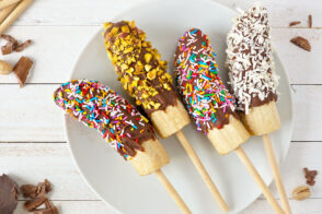 Bananen Schoko Spieße, Schoko Banenen Pops, Schoko bananen Popsicles, Bananeneis am Stiel, Schokobananen selber machen, Schokobananen, Vegane Schokobananen, Zuckerfreie Schokobananen, Schokofrüchte, Schokofrüchte selber machen, Schokofrüchte vegan, Schokofrüchte zuckerfrei